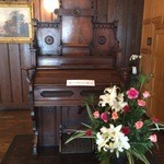 みすゞ飴本舗 飯島商店 - 年代物のピアノです。