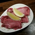 焼肉工房つるまさ - 厚切りタン。950円