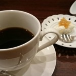 締めのコーヒーは香ばしく、バニラアイスのデザートつき