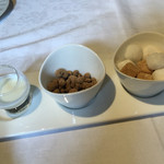 ウシマル - 中央:千葉県産サトウキビから作られた黒糖