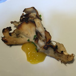 ウシマル - 天然舞茸と自家製生ハムに付けこんだ卵黄添え