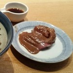 最初に提供されるお刺身と醤油。