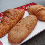 マンマ・ビスコッティーズ・ベーカリー - クロワッサン・ソーセージペイストリー・クルミとレーズンのブレッド