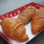 マンマ・ビスコッティーズ・ベーカリー - ソーセージペイストリー・クルミとレーズンのブレッド・クロワッサン