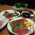 トトリ - 焼肉各種、サンチュ、チャンジャ、焼き野菜盛り合わせ