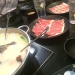 Little Sheep Mongolian Hot Pot - 鍋と肉