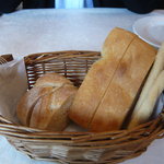 アルボルゴ - ランチの自家製パン（ｸﾞﾘｯｼｰﾆ、ﾌｫｶｯﾁｬ、全粒粉ﾊﾟﾝ）