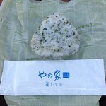 やの家塩むすび - ちりめんだっけ？　220円