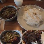 煮干しカシミールカレー。右下：ご飯に一気にかけたところ