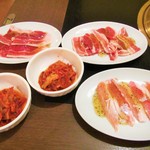 Karubi Taishou - 豚バラ各種とキムチ。