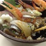 おかもと鮮魚店  - 食べ進むと埋れた魚が出て来ます