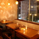 ワインカフェ新宿 - 開放感のある窓際のテーブル席