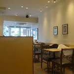 ブレンズコーヒー - 注文後は一番道路から遠く静かな席へと移動します。