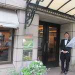 レストランひらまつ 広尾 - マネージャーさんがお出迎え