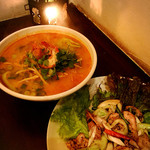 サンダルウッド - 絶品のトムヤムヌードル！と鳥首肉の黒胡椒炒め。