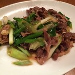 上海小吃 - 羊肉とネギの炒め。程よい羊の香りと葱が非常にマッチしています( ´ ▽ ` )