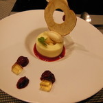 ポエシア - 鳴門金時のムースと軽く煮込んだ林檎 カシスのソース。蜂蜜のアイスクリームと林檎のチップを乗せて