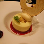 ポエシア - 鳴門金時のムースと軽く煮込んだ林檎 カシスのソース。蜂蜜のアイスクリームと林檎のチップを乗せて