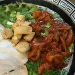 ラーメン 八卦 - 【2015年11月】「久留米DEATH」の具材。右：超激辛味付辛味噌ホルモン、左：カリカリ、が入ってます。