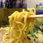 神山 - H.27.11.19.昼 麺リフト(濃厚とんこつ醤油ラーメン)