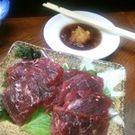 焼き鳥　柳屋 - 鯨刺し ニンニク醤油で