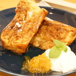 Kafekuroba - フランスパンのフレンチトースト。シナモンが効いてて、添えてある塩気のある生クリームと一緒に食べるととってもおいしかったです。