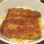 竹葉亭 - 鰻丼の小さい方。めしも少なめにしてもらうと後期中年の酒の後にはちょうどいい。