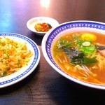 赤龍園 - 半チャン&ラーメン(サービスのキムチ)   780円