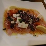 クオーコ タカハシ - サーモンとモッツァレラのカルパッチョ