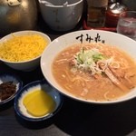 すみれ - ラー博は俺の社員食堂。  平日限定、味噌ラーメソラソチ！  今日は鬼飯を選択。いつもどおりアシアシ。こういう味噌ラーメソが嬉しい季節になってきた。イイね！  