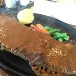 ステーキハウス タワラ - ジャンボステーキ400g
            2000円
            
            デミグラスソースがたっぷりかかった牛ハラミ肉のステーキ。
            肉だらけのビーフシチューを食べてるようで贅沢な気分です。