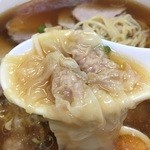 大勝軒 - 胡麻油で味付けした餡のワンタン。