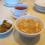 美味飲茶酒楼 - セットの搾菜とスープ
