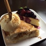 ウエストサイド アメリカン ビストロ - 自家製！NYチーズケーキ、アップルパイ