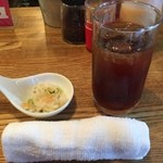 いちまる食堂 - さっと出てくるお茶とお漬物 布おしぼり付きが申し訳ない