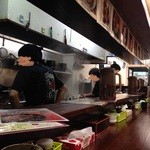 ラーメン神山 - H.27.6.15.昼 カウンター席最奥から厨房方向