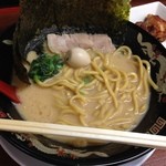 ラーメン神山 - H.27.6.15.昼 濃厚とんこつ塩ラーメン(中太麺・食べかけ) 680円+唐揚げセット +170円