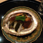 まき村 - 鮑の塩蒸しと蒸し馬糞海胆、稲庭うどん、肝ソースとジュレ掛け