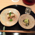 まき村 - 岐阜若鮎の一夜干しと芋茎の三杯酢(萩焼の紫陽花柄)
      