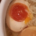 中華ソバ 櫻坂 - 味玉焼豚塩ソバの味玉（断面）〔15/11/20撮影〕