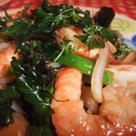 酒､タイ小皿､締めトムヤム 夜バナナ - 海老と野菜のバジル炒め