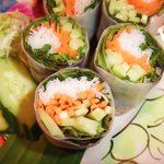酒､タイ小皿､締めトムヤム 夜バナナ - 生春巻きアップ