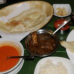 マドラスキッチン2 - 羊カレー＋ナン＋日本米　　奥の小カップはチャトネ（甘・辛2種）