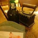 ケイズカフェオッジ - フランス製の机上にある、アンティーク小物たち。