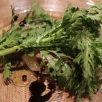 レストラン タケウチ - 春菊、豚のパテ、リンゴのピュレ、ヴィネグレットソース