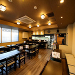 桃の木亭 - きれいな明るい店内。