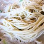 博多とんこつ全部のせ（麺アップ）