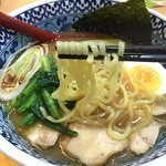 麺匠　名人房 - 麺はやや細めの中太麺でつるつる系。