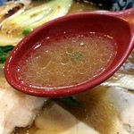 麺匠　名人房 - スープは食べなれた豚骨醤油とはちょっと違い、鶏のだしがすごい効いてて旨みがすごい美味しい！ギトギト感は全然ない。で、なんかスープが激熱！