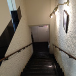 さえら - 階段を下りて入店